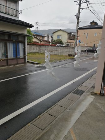 松本市清水に張り巡らされたしめ縄と紙垂