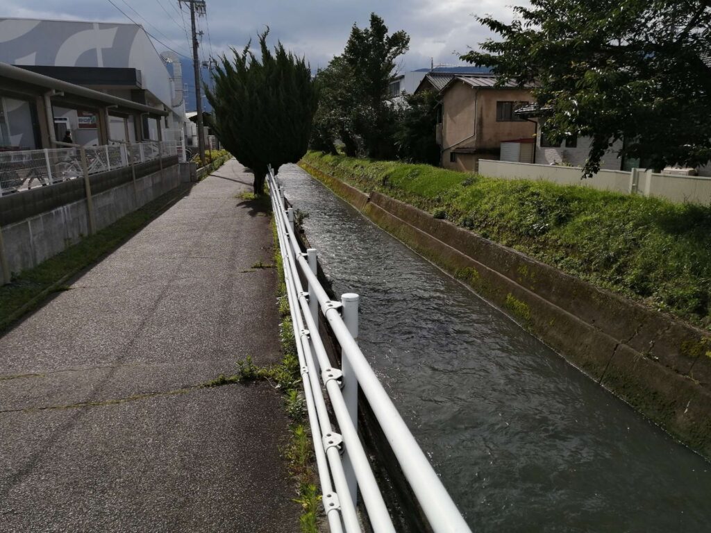 西友松本元町店横にある、一級河川の湯川沿いの歩行者専用道路。