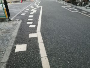 車がスピードを出さないための工夫です