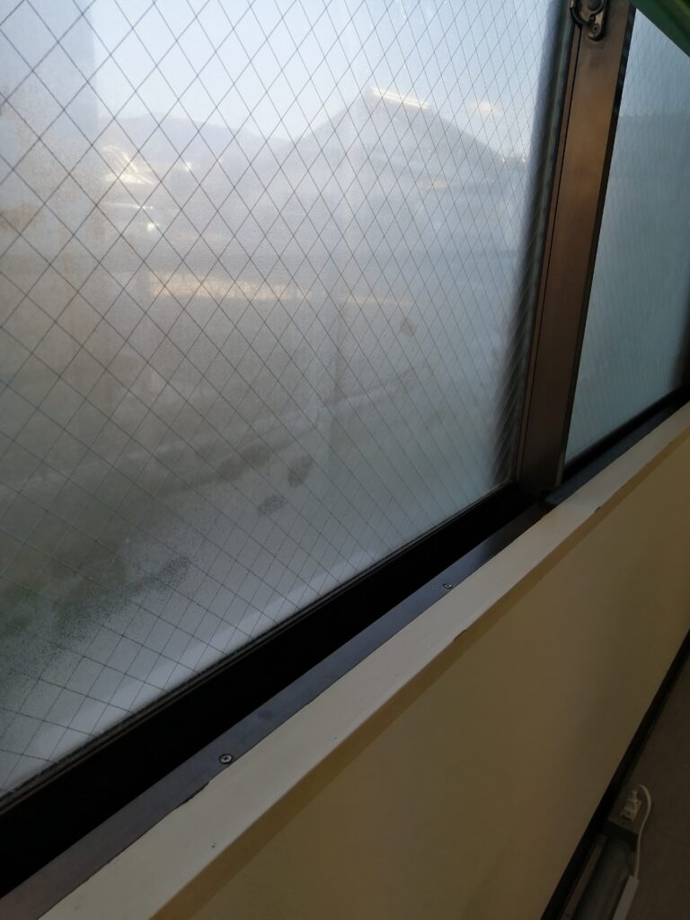 H.I.C不動産事務所の結露している窓