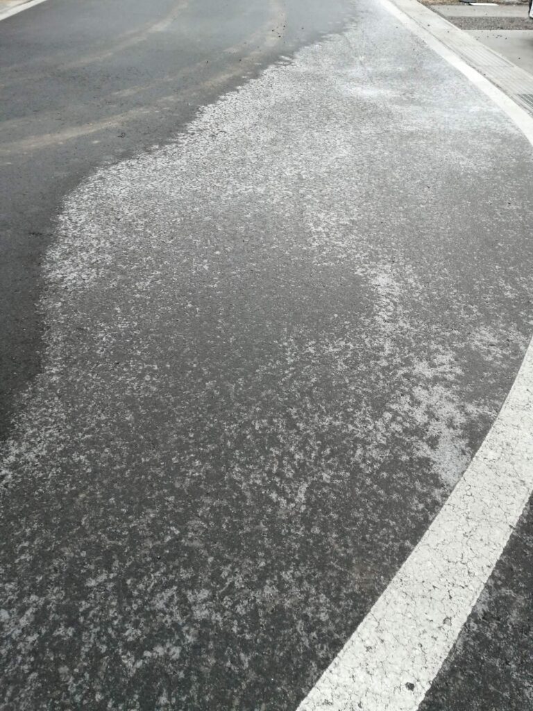 冬の水まきで凍結した道路