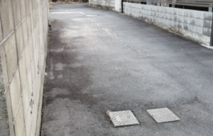 道路に水道のメーターボックスが？