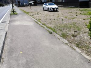 歩道沿いの土地を購入する際には要検討