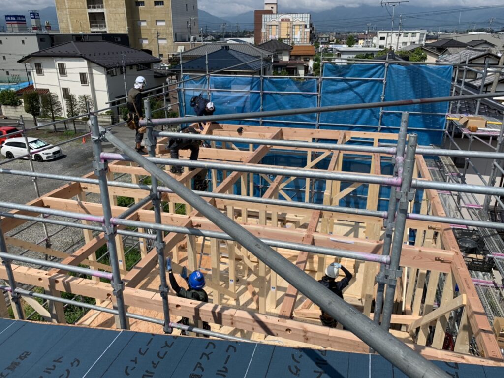 松本市高宮東の新築建売住宅2棟の棟上げ作業中