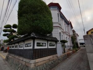 大正ロマンを感じさせる建物が建ち並ぶ