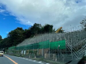 法面工事の真っ最中の風景