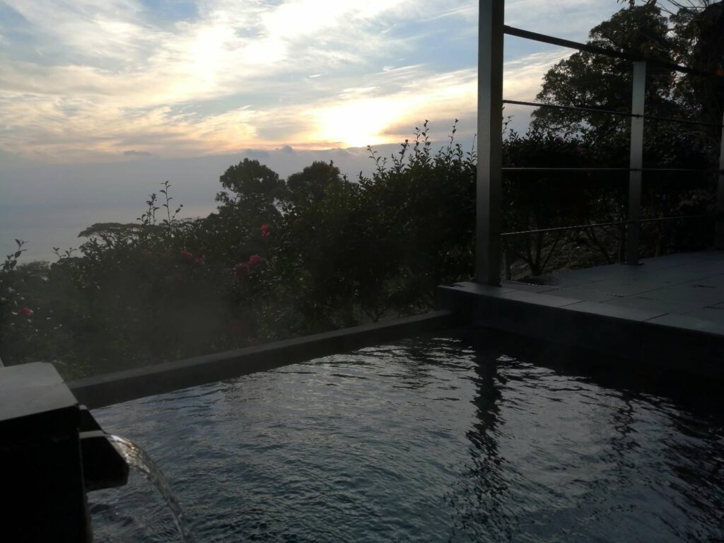 相模湾を見下ろす温泉宿から見える神々しい朝陽
