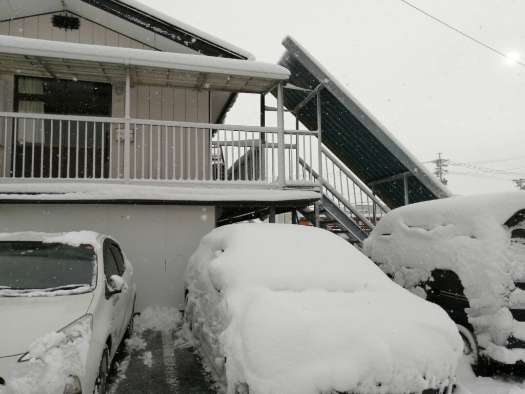 雪が積もる「ウッドハウス信州」原田建築さんの事務所