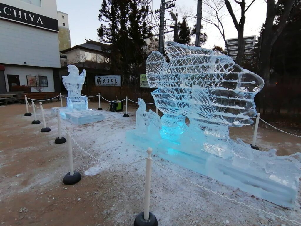 繩手通り入口にある枡形跡広場に展示された氷彫