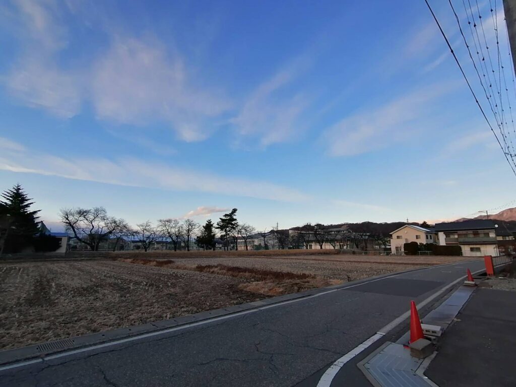田園の向こうに松島中学校が見えています
