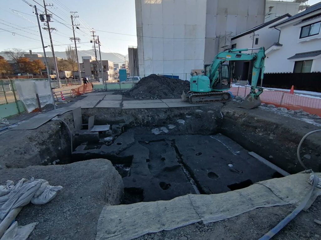 松本城近くの遺跡発掘調査の現場