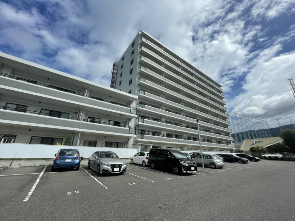 松本市内の大規模修繕中のマンション