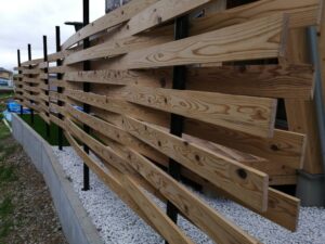 おしゃれな目隠しフェンスは自作なのでしょうか