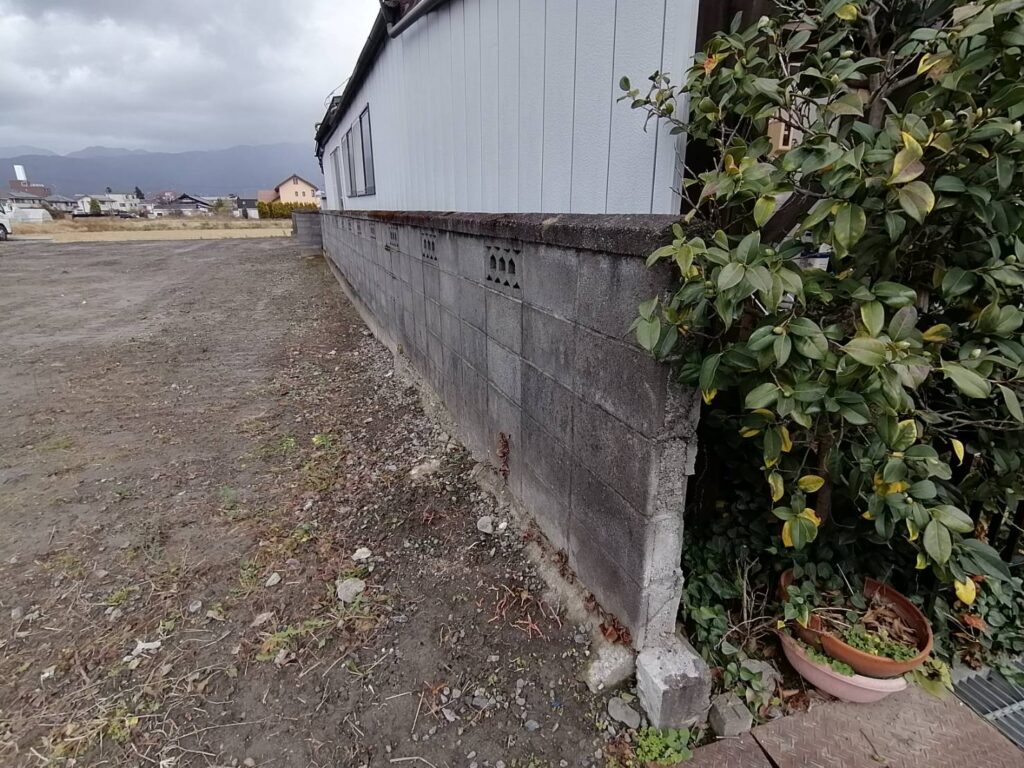 松本市島立分譲地内にあるブロック塀
