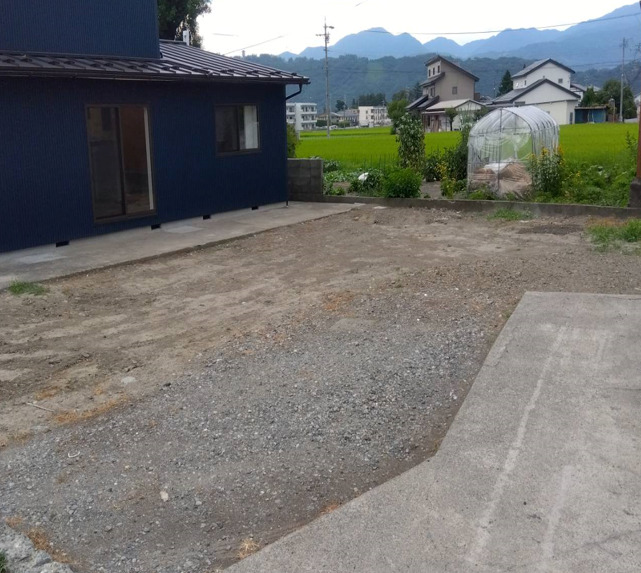 松本市島内の中古住宅、広々駐車スペースは家庭菜園も楽しめます。