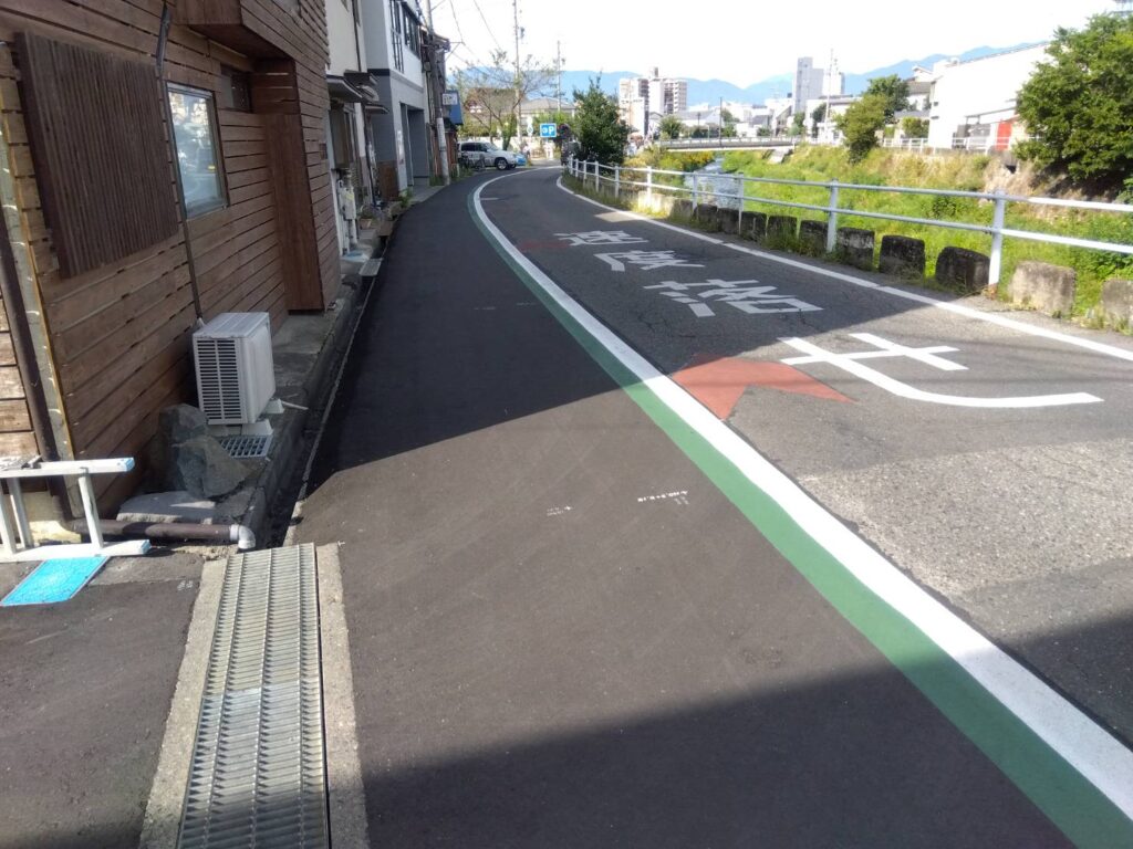 松本市内の道路にできた自転車走行ライン