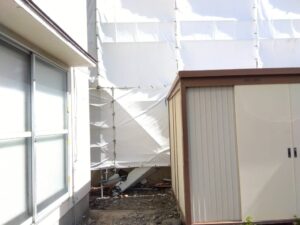 弊社の事務所の隣で建物解体工事が始まりました
