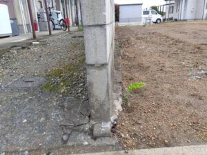 お隣さんのブロック塀の基礎が越境侵入していた