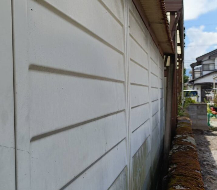 屋根が越境している境界付近の写真